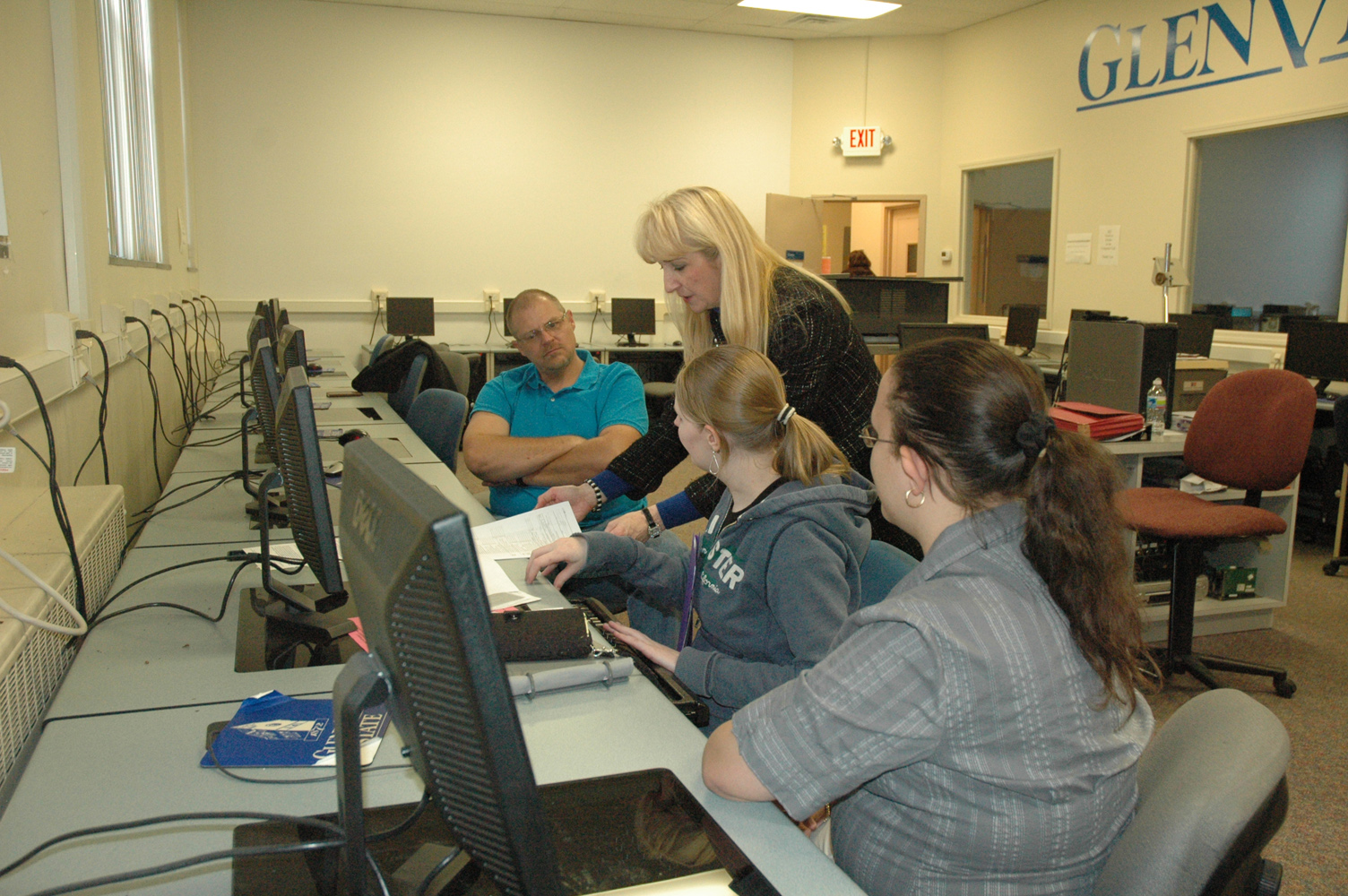 Margie Starcher, right, offers tips to GSC students. 