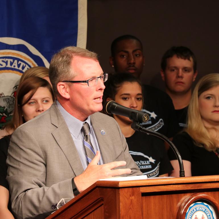 With GSC students standing by, Dr. Tracy Pellett makes an announcement regarding lower residential and commuter meal plans With GSC students standing by, Dr. Tracy Pellett makes an announcement regarding lower residential and commuter meal plans